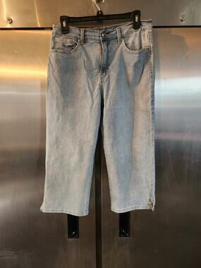Gloria Vanderbilt Amanda Capri Jeans Women's Size 10 Light Wash Slimming